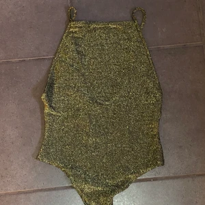 Nyårs body  - En body perfekt till nyår, från Gina och använd 1 gång! Glittrar ej av sig och sitter snyggt på! Frakt tillkommer