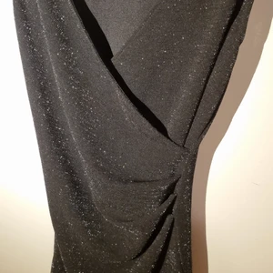 Sister aftonklänning str: M - Klänning når till ovanför knäna, stängd rygg.