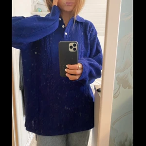 Stickad tröja - Säljer min blåa stickade tröja som jag köpte i en butik på Öland! Det är storlek XXL så den är oversized! Skriv om ni har någon fråga eller vill se tydligare bilder💙