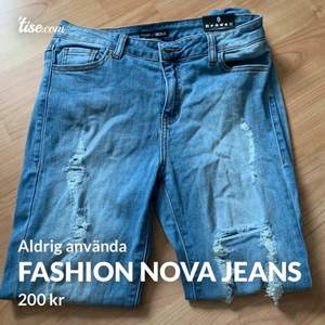 Snygga jeans med slitningar från Fashion Nova, helt nya! Amerikansk Storlek 9, vilket ca motsvarar EU 37 - en S/M. Skulle säga att den passar en S i kläder! Bra kvalitet jeans och super stretchiga. Kända för att sitta bra runt rumpan och midjan 