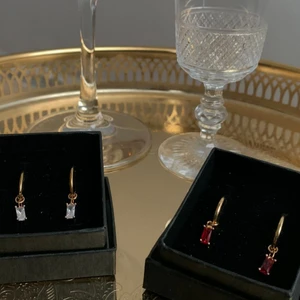 Guld örhänge röd vit  - Örhänge 1   Material: Guld dubblerat kirurgiskt stål (nickelfritt) , Hänge i glas  Pris: 129 kr / par 