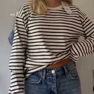 Randig tröja - Säljer min fina randiga zara tröja då den inte kommer till användning. Den är helt oanvänd och i nyskick!💕