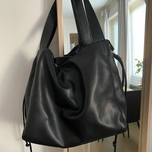 Carin Wester Totebag  - Stilren Carin Wester Totebag. Har dragsko och kan göras mindre eller större utefter behov. Mycket smidig! I nyskick. Mått (54-36)x34x14
