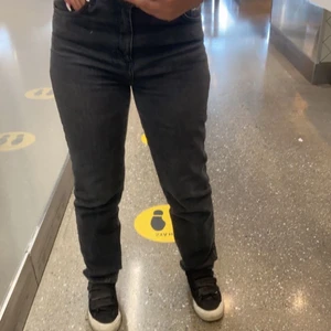 Straight leg jeans - Jag säljer ett par skit snygga straight leg gråa jeans som passar perfekt i längden på mig som är 158. Jag säljer de då de har blivit för små på mig men annars är de in princip i nyskick. Skriv vid frågor eller intresse och pris går alltid att diskuteras❤️❤️