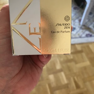 Shiseido Zen parfym 30 ml  - Ca 75 procent kvar ! Nypris 420 kr ! 180 kr ! Jag står för frakten ! 