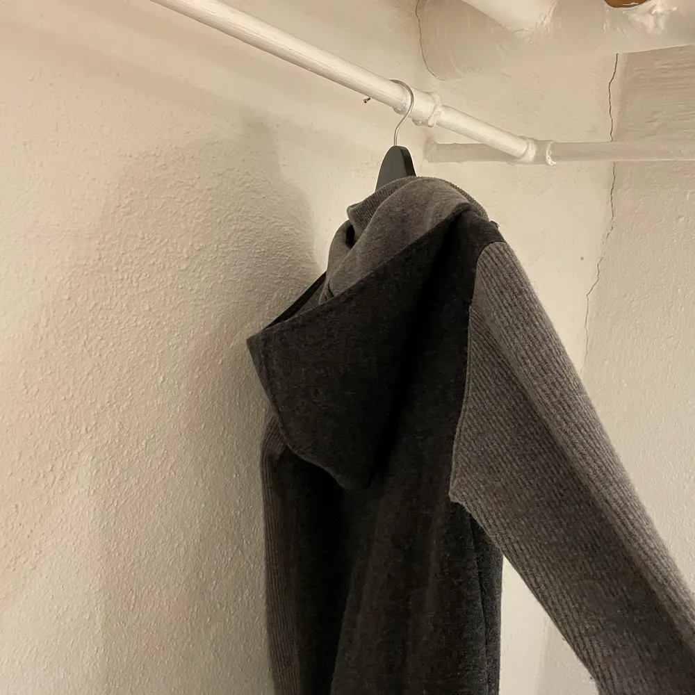 Zip hoodie från Massimo dutti, passar 165-170ish. . Stickat.