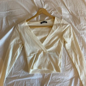 Vit topp 🤍 - Jag säljer denna fina vita toppen som aldrig har kommit till användning. Storleken på tröjan är S. Tröjan är köpt på new yorker. Vid intresse vänlig kontakta mig via plick eller skicka ett sms till mig. 0793134753. Mvh bea 🥰