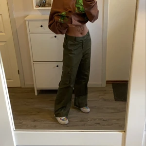 Mörkgröna Cargo - Skitsnygga cargos köpta på secondhand men kommer inte till användning! 