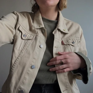 Crocker jeansjacka beige - Crocker jeansjacka i beige från sent 80tal/tidigt 90tal. Toppen skick!