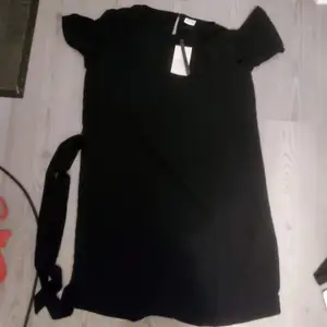 Hej hej! Säljer denna svarta klänning då den inte längre passar, inte använd och är i storlek 38. Köpt på Zalando.
