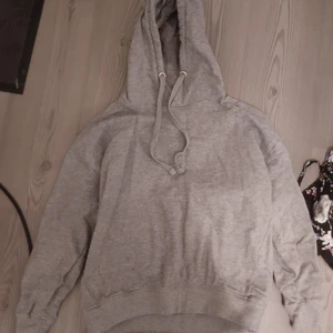 Hoodie i grå - Hej säljer nu denna hoodie från lager 157 då den inte längre används. Den är jätte skön och bra på att hålla värmen. Den är i storlek m.🥰