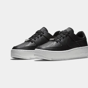 Air Force 1’s - Ett par svart & vita Air Force 1’s i väldigt bra skick, nästan som nya. Nypris 1200kr