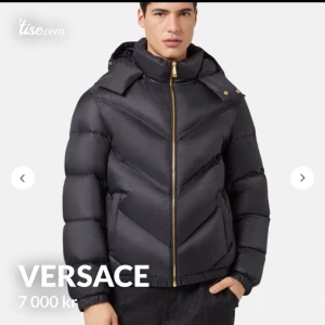 Versace jacka - Passar inte mig längre, använd ett par gänger, prislappen ar kvar, ny pris 14'970kr. Priset kan diskuteras!