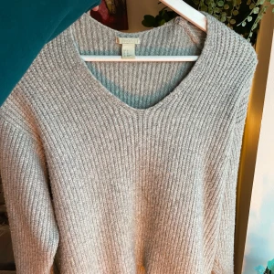 Stickad tröja  - Jätte fin skön stickad tröja (som inte sticks!!). Den är väldigt stor allmänt, detta är storlek XS men är oversized ändå. Väldigt skön o fin men endast använt ett få tal gånger o därför känner jag att den inte behövs. 💙