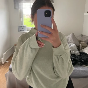 Stickad tröja - Super snygg skön mint grön stickad tröja i storlek M(men passar bra på mig som är xs eller s i vanliga fall) ifrån Gina Tricot!🤍🥰köparen står för frakt!⚡️