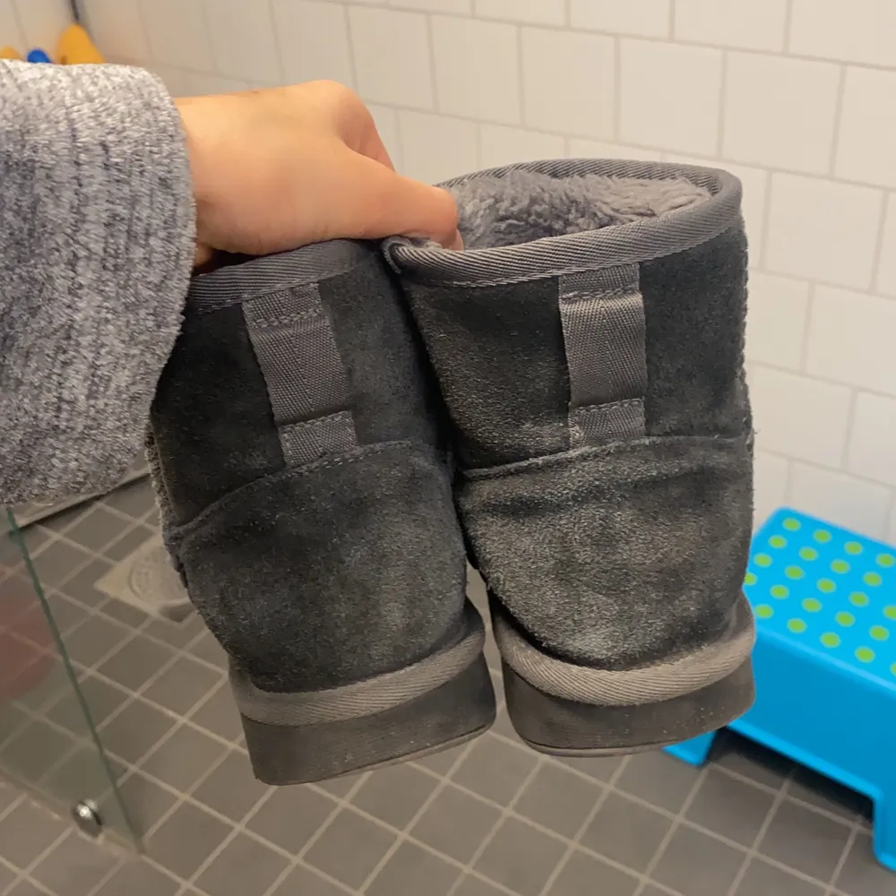 Säljer dessa liknande uggs som köptes för 600kr men bara använts två gånger och är i riktigt bra skick! De är dessutom riktigt varma och har skönt material på insidan💕. Skor.