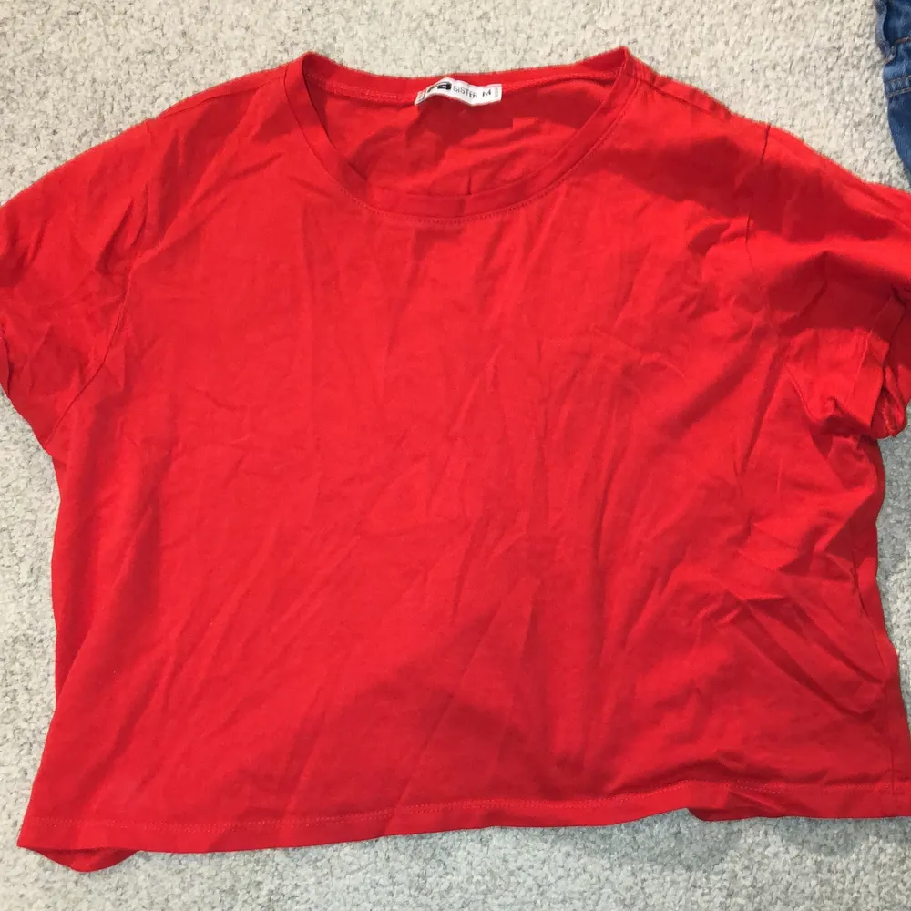 Två t-shirts för 60kr+frakt. Den rosa i storlek xs å den röda i storlek M men skulle snarare säga att båda är i storlek s, tycker att de båda är jättesköna och inrikting bra skick💫💫 det verkliga värdet är runtomkring 200kr. T-shirts.