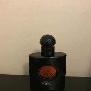 YSL black Opium - YSL parfym black opium, använd ca 5 gånger. 