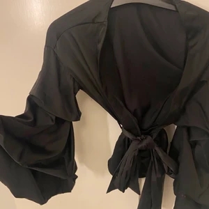 Fest topp chiquelle - Suuperfin topp med band som man kan knyta i midjan och så fina armar!🖤✨