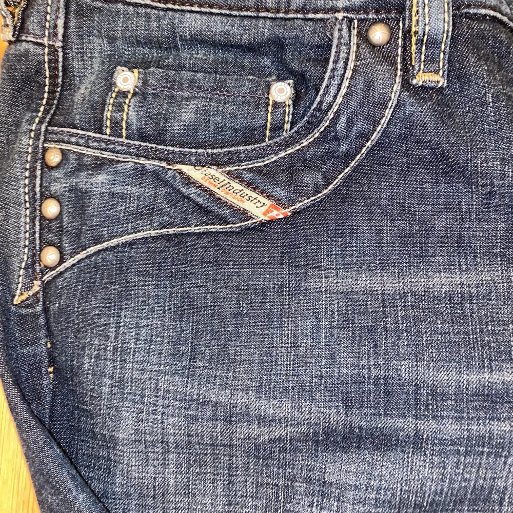 Säljer dessa lågmidjade jeans från Diesel! Snygga detaljer båda på framsidan och baksidan. Färgen är washed mörkblå och strl w30 l34 men skulle säga att de är mer som w28 vilket motsvarade S/M💓 Hör av er i DM . Jeans & Byxor.