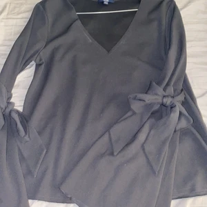 Kiabi blus - I mycket bra skick. Storlek S men passar till andra också. Buda gärna och frakt pris kan tas reda på vid behov.