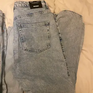 Säljer dessa oanvända jeans från Weekday i modellen Rowe. Storlek 33/34. Säljer då det är fel storlek. Aldrig använda. Lapp kvar. Pris kan diskuteras! Unisex-modell