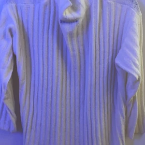 Stickad tröja - Vit stickad tröja från SHEIN som är mjuk och skön. Näst intill aldrig använd och är i ett bra skick. Passar de i S och M🤍🤍  ( Går att skicka men då tillkommer frakten)