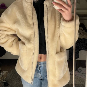 NAKD jacka - Såå varm och söt javka från Na-kd inköpt förra året för 499kr. Säljer för 250kr med frakt. I mycket bra skick 