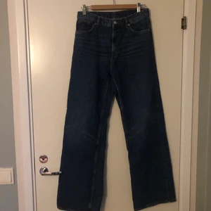 Monki vida höga jeans 29 - Jättefina jeans i nyskick. Hög midja och vida långa ben. Mörkblå jeans. Storlek: 29