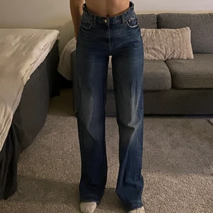 Zara wideleg jeans  - Slitningar nertill så man kan klippa till önskad längd, kommer tyvärr inte till användning längre. Från zara 