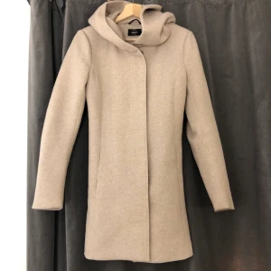 Kappa  - Biege kappa, med riktigt stor luva. Från Only, i storlek S. Använd ett fåtal gånger i bra skick. Köparen står för frakt🌸