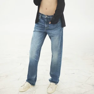 zara jeans - Långa vintige liknande Zara jeans (slutsålda). Aldrig använda pga för liten storlek. Skulle rekommendera att gå upp en eller  t.o.m. två storlekar om man vill att de ska sitta lite löst så som på bilden! Skulle rekommendera om man vanligtvis har 38💓💓 (köparen betalar för frakt!)