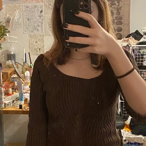 Brun virkad tröja - En snygg brun stickad tröja. Aldrig använd den har bara legat i garderoben. Passar perfekt nu till vinter. Är väldigt varm.