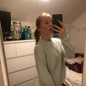 Turkos sweatshirt - Säljer min fina turkosa sweatshirt pågrund av den inte används. Bra skick och sällan använd