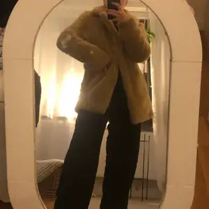 Säljer min ljusbruna fakepälsjacka då den inte kommer till användning.. så varm och mysig, perfekt till vintern med en halsduk! Är oversized då jag i vanliga fall är en S/M! ✨💕