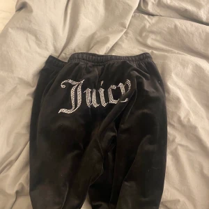 Juicy byxor  - Säljer mina oandvända juicy byxor. Storlek S. Säljes pga fel storlek. Kan tänka mig 650 kr 