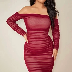 En fin klänning har använt den en gång - Priset som jag köpte var 399 fin färg fin material 