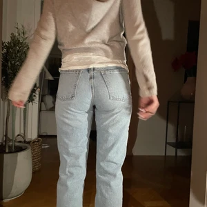 Zara straight midrise jeans - Säljer mina super snygga helt oanvända zara jeans! KöpAre står för frakt pris kan diskuteras!
