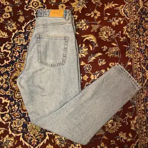 Skjut fina mid/high waist jeans från monki🍒 Inte riktigt min stil längre så säljer dom till nån annan som kan love and appreciate them😚💋