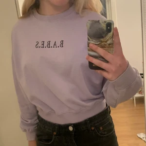 Lila sweatshirt  - Jättefin sweatshirt från hm! Säljer för att den börjar bli för liten. Köparen står för frakt. 