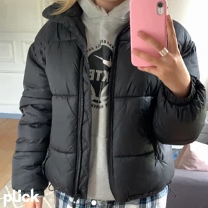 Vinter jacka - Lägger upp denna på nytt! Vinterjacka från weekday, riktigt tjock och varm❤️ strl xs men oversize, köpte för 800. Använd en säsong, köpare står för frakt!