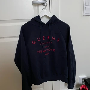 Hoodie - Blå hoodie med rött tryck