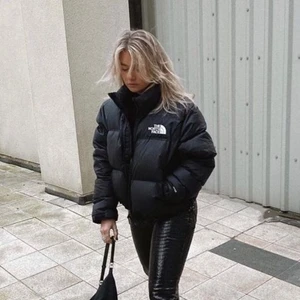NORTH FACE JACKA🎸⚡️ - SÄLJER NU MIN FINA NORTH FACE JACKA! Använd ett fåtal gånger, KÖPT DETTA ÅRET, syns INGA tecken på användning💗detta är den lite tunnare modellen! ”Prislapp” & Zipbag medföljer! Budgivningen börjar på 700 kr, BUDA PÅ!💗⚡️🎸