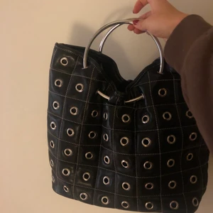 Svart väska - Så cool väska i svart skinnmaterial. Rymlig utan att va för stor💕