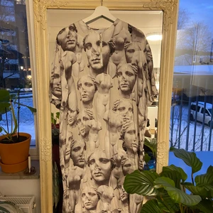 Weekday klänning - Coolaste klänningen! Storlek S, men rymlig med lös passform! Sparsamt använd, så är i fint skick!  120kr+frakt