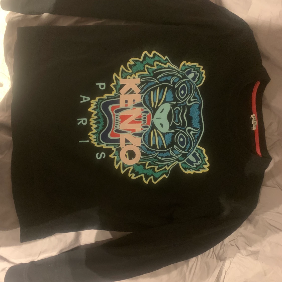 Kenzo tröja i storlek M men passar S med - 90