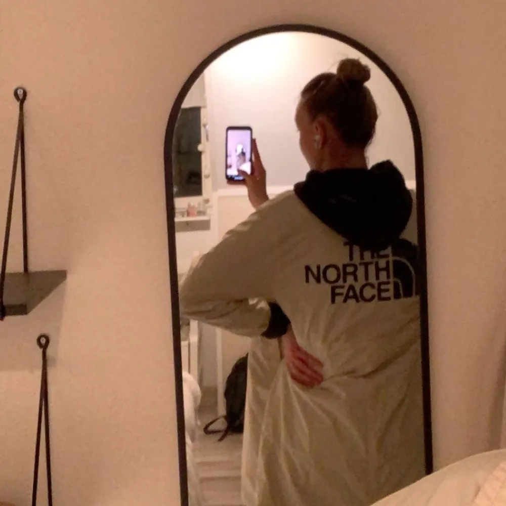 Lång northface jacka, fleece inuti, tryck på ryggen. Jackor.