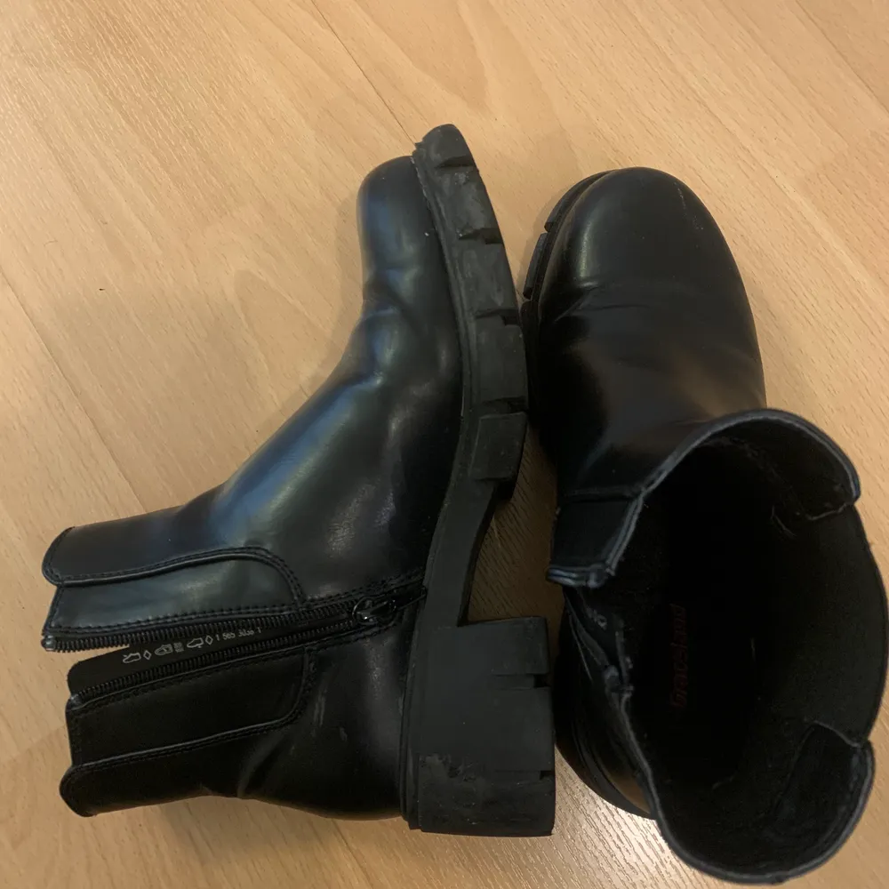 Säljer mina fina boots som nu tyvärr är lite för små:( 200kr + frakt men kan tänka mig gå ner lite i pris💕 . Skor.