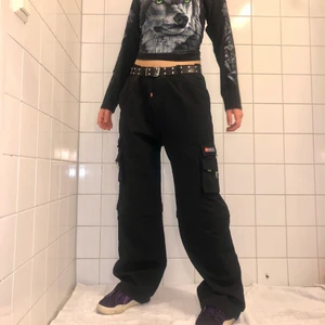 Baggy byxor - Lågmidjade cargobyxor från Diesel😍😍 midjemått: 94cm men sitter bra med skärp på mig med w26 och är 170cm 💛💛 (skärp ingår ej)