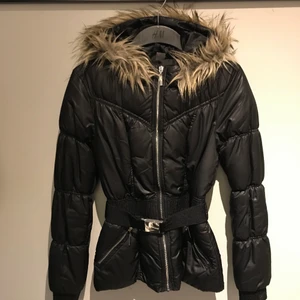 Jacka  - Jacka från H&M i strl 34 med snyggt skärp i midjan. Använt en del men i bra skick. Köparen står för eventuell frakt. 